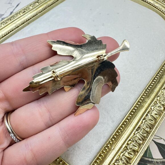 Vintage Black Gold Tone Maple Leaf Brooch Fall Autumn Jewelry - Picture 2 of 3